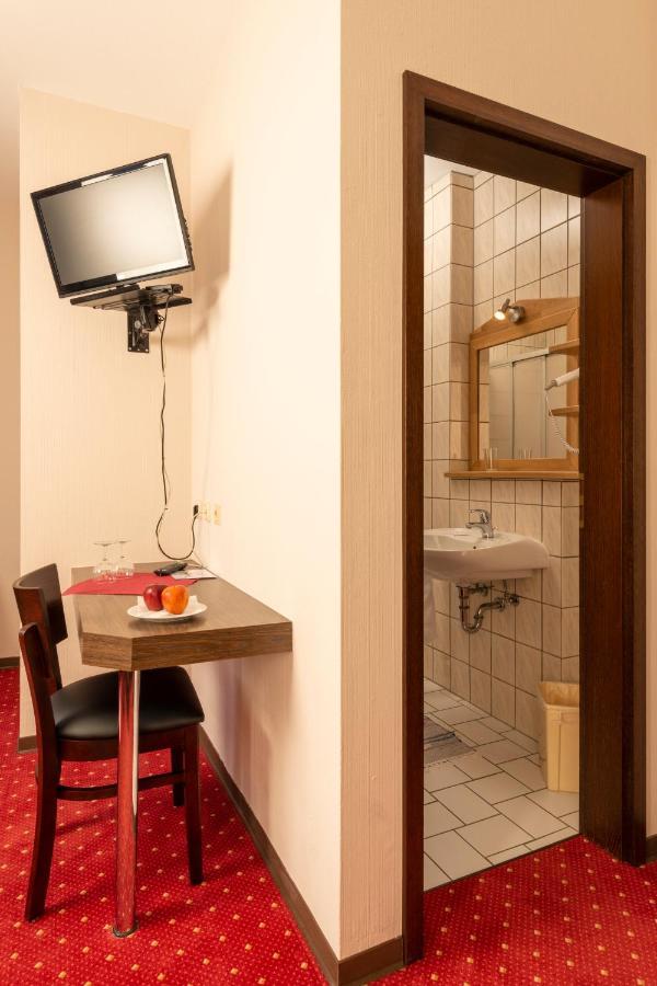 Hotel Restaurant Haesfeld Überherrn エクステリア 写真