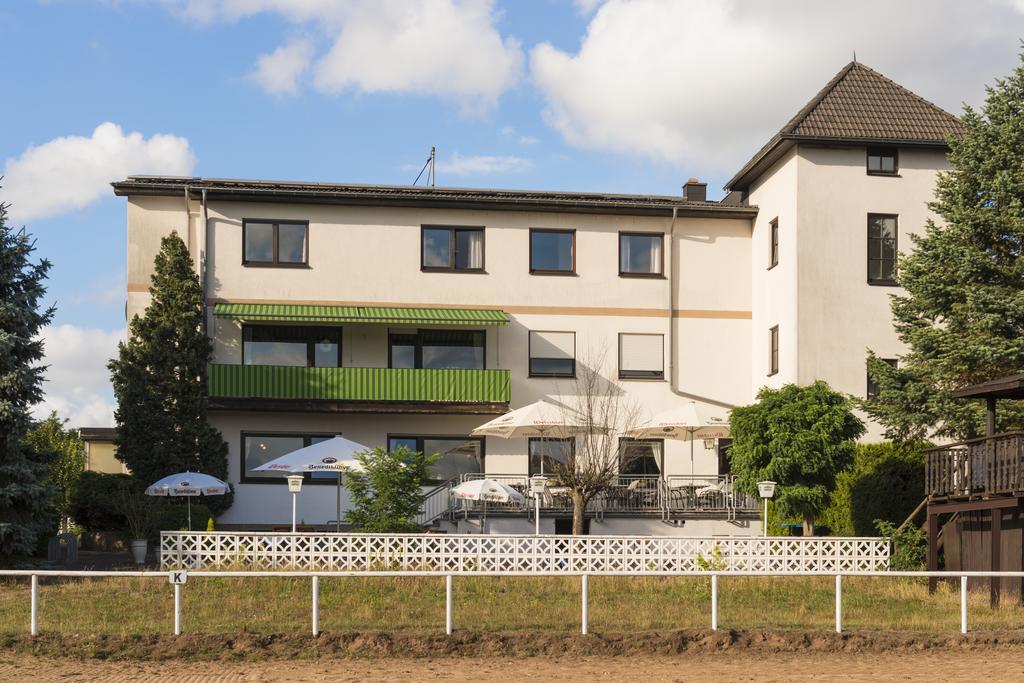 Hotel Restaurant Haesfeld Überherrn エクステリア 写真